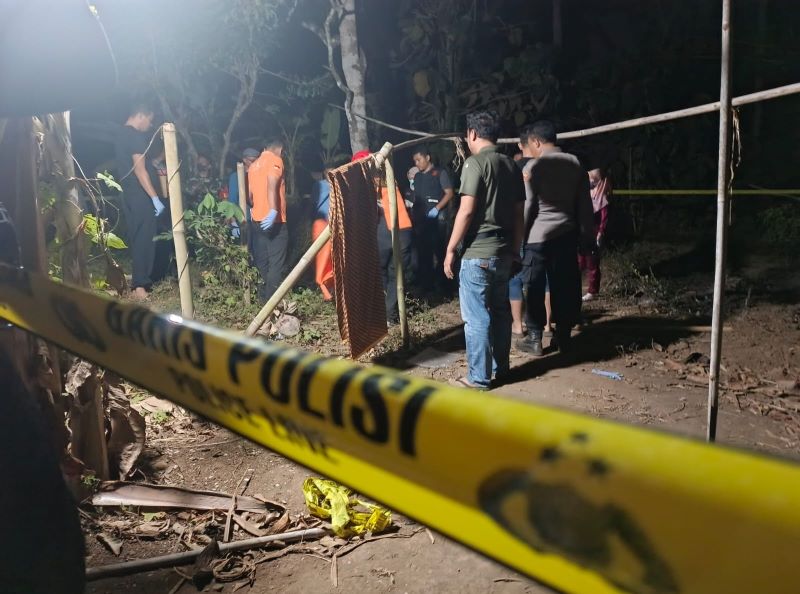 Polisi saat melakukan olah TKP kasus pembunuhan di Desa Jogoboyo, Purwodadi, Purworejo pada Selasa (20/8/2024) malam.