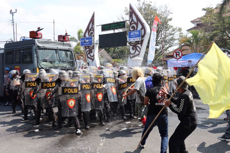 Polres Bantul menggelar simulasi Sispamkota di Lapangan Paseban, Bantul, Rabu (21/8/2024).