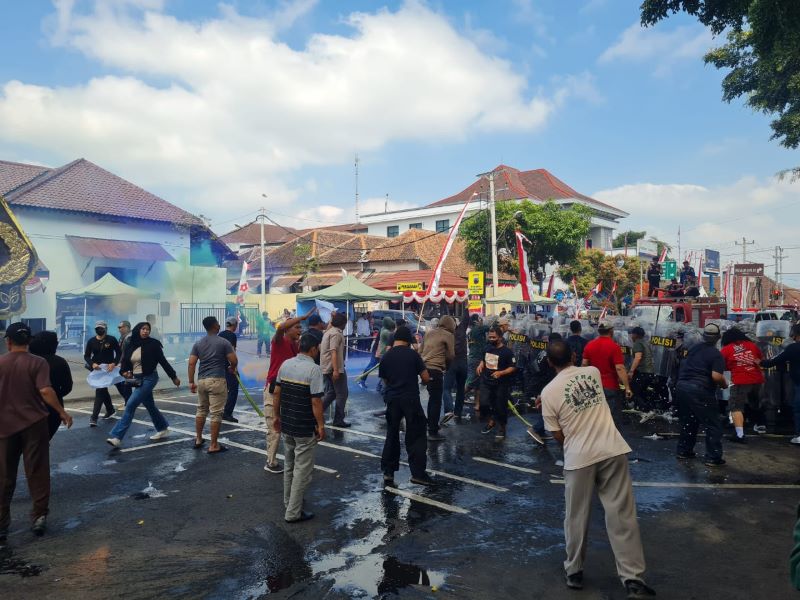 ANARKIS: Para pengunjuk rasa terus berusaha membobol barikade polisi. Mereka menuntut kecurangan dalam tahapan Pilkada 2024.