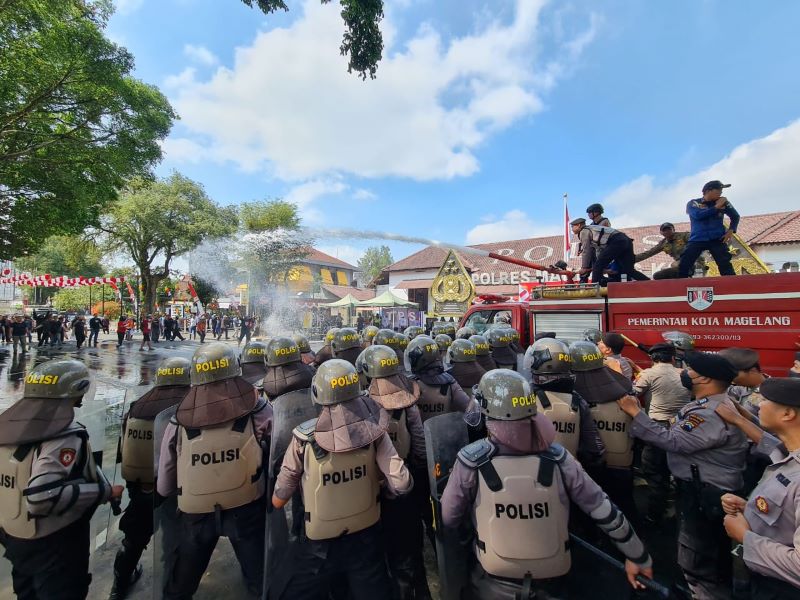 ANARKIS: Para pengunjuk rasa terus berusaha membobol barikade polisi. Mereka menuntut kecurangan dalam tahapan Pilkada 2024.
