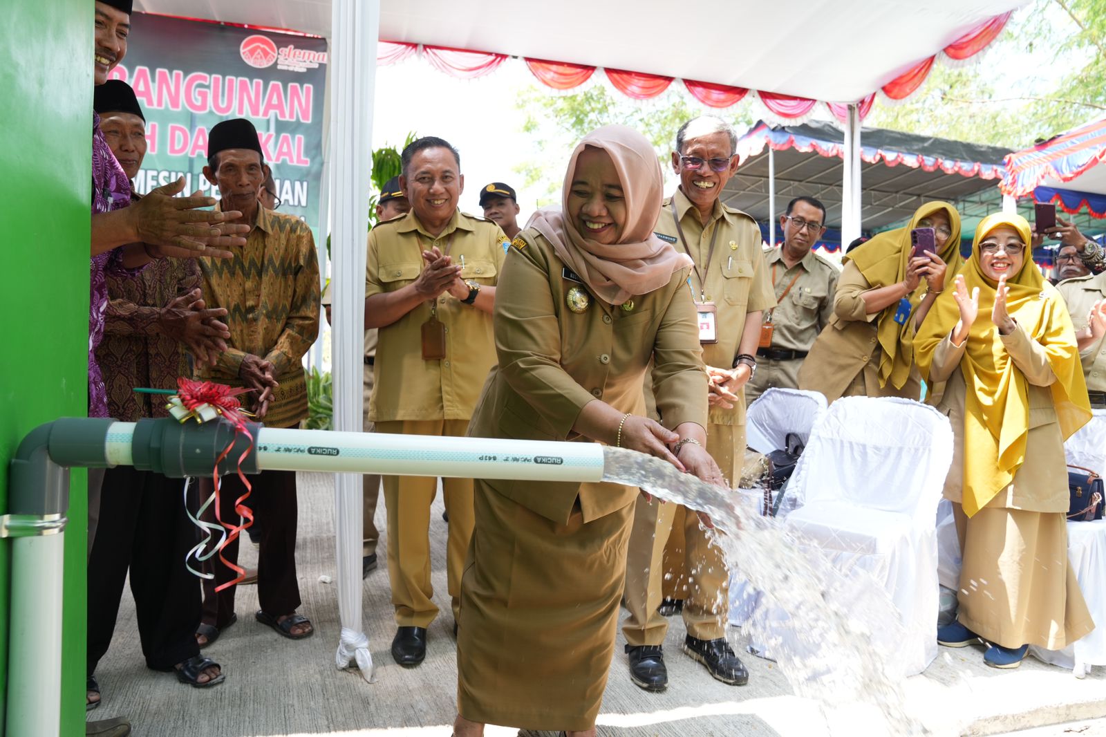 MENGALIR: Bupati Sleman Dra Hj. Kustini Sri Purnomo meresmikan bangunan irigasi air dangkal di Dusun Degolan, Umbulmartani, Ngemplak, Senin (19/8/2024).