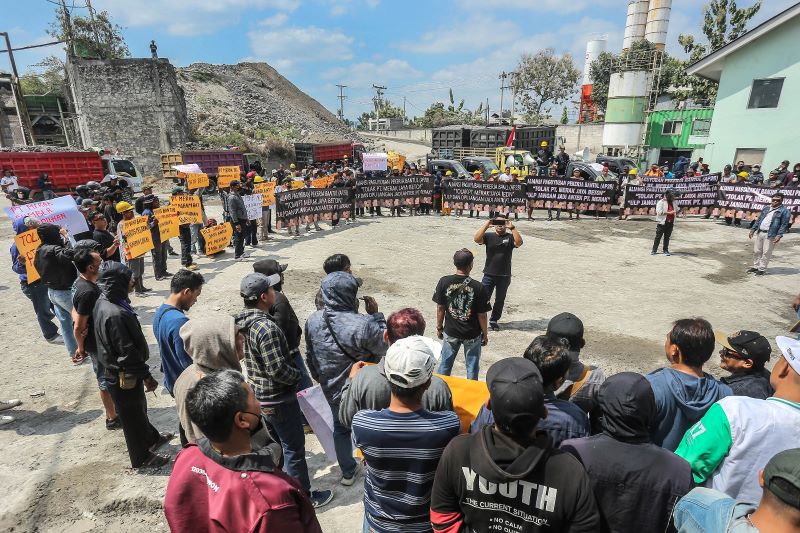 Aliansi Paguyuban Pekerja Bantul (AP2B) menggelar aksi demo geruduk PT Merak Jaya Beton.