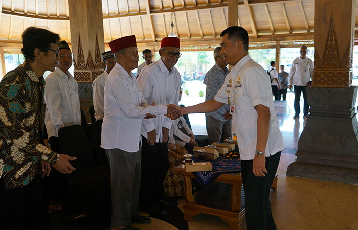 DEKAT: Bupati Gunungkidul Sunaryanta saat menemui warga penghayat kepercayaan di Taman Budaya Gunungkidul, (21/8).&nbsp;Dokumen Pemkab Gunungkidul&nbsp;