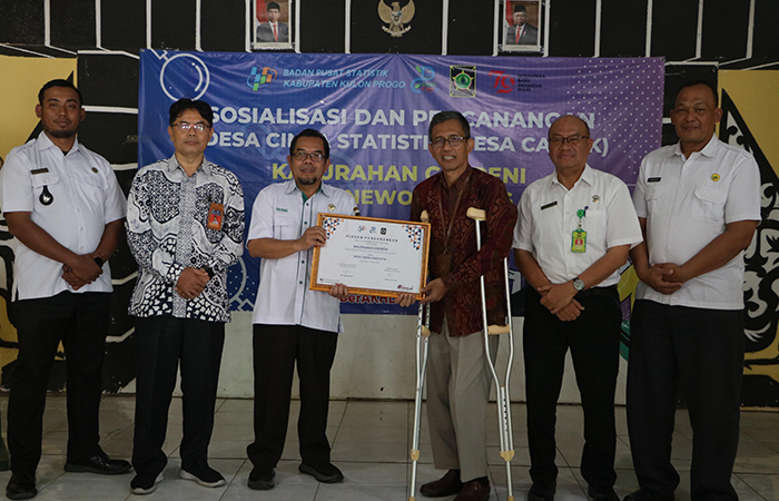 PENGHARGAAN: Sekda Kulon Progo Triyono saat menerima penghargaan untuk Kalurahan Giripeni sebagai Desa Cantik kemarin (21/8).ANOM BAGASKORO/RADAR JOGJA