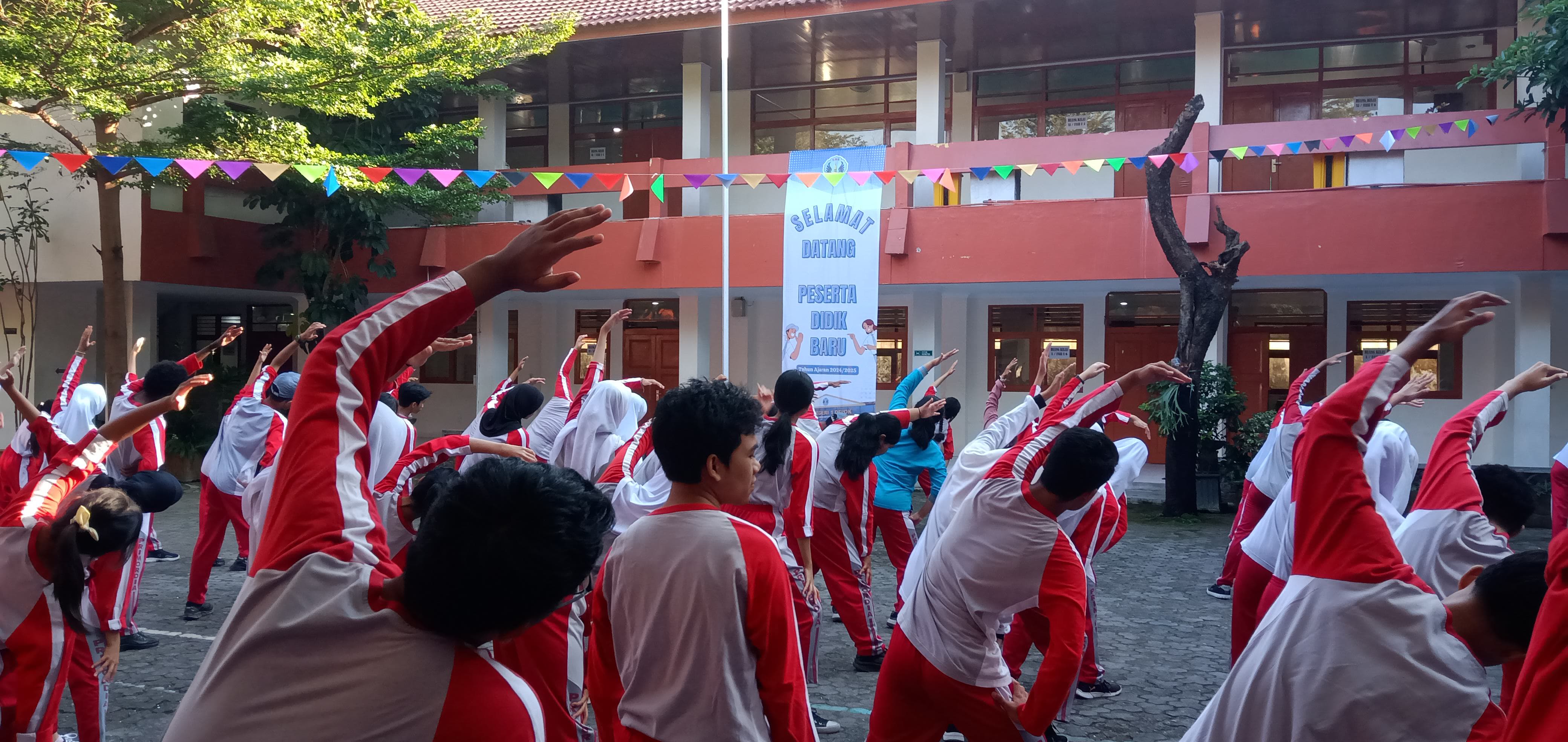 BIAR SEHAT - Sejumlah siswa SMAN 1 Depok terlihat sedang mengikuti kegiatan olahraga di lingkungan sekolah pada Rabu (21/8/2024)  (GUNAWAN/Radar Jogja)