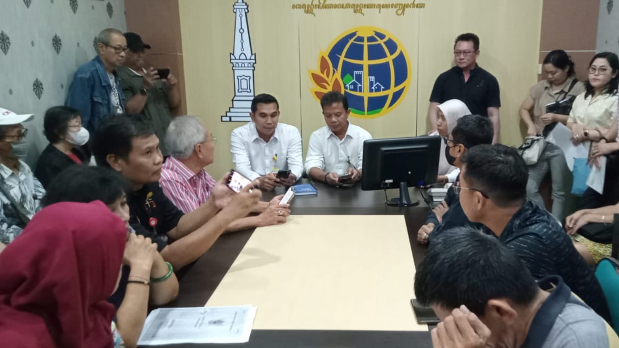 Puluhan orang yang mengatasnamakan massa Forpeta DIY mendatangi BPN DIY pada Rabu (21/8/2024). Menuntut kejelasan perpanjangan sertifikat HGB tanah negara di Kota Jogja.  (IWAN NURWANTO/Radar Jogja)