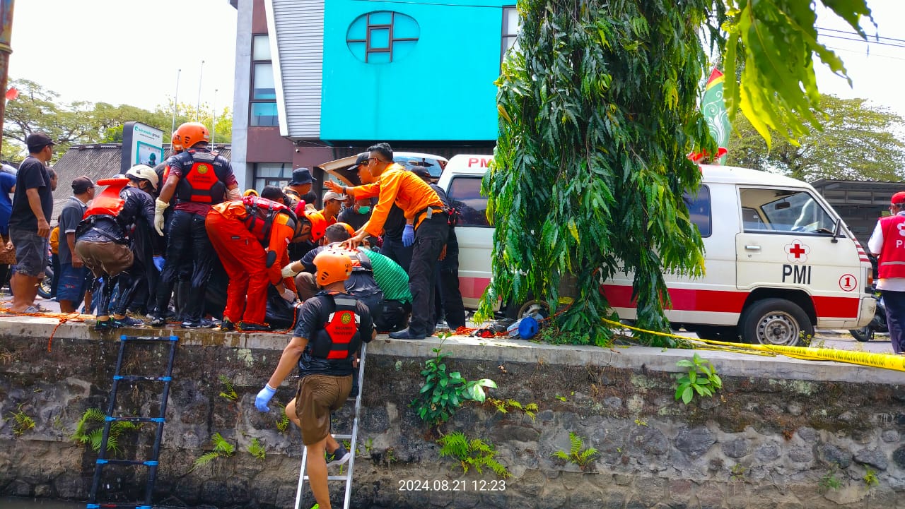 Proses evakuasi korban kecelakaan hingga terlempar ke Selokan Mataram, Sinduadi, Mlati, Sleman, Rabu (21/8/2024) siang.