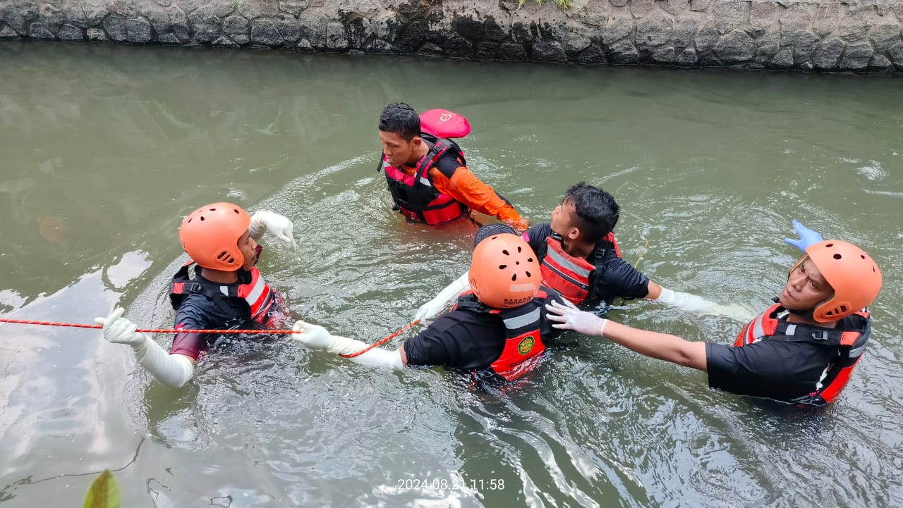 Proses evakuasi remaja yang ditemukan tewas tercebur di Selokan Mataram, Kalurahan Sinduadi, Mlati, Sleman, Rabu (21/8/2024).