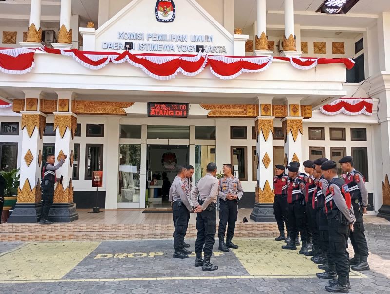 CAPTION: Suasana saat puluhan personil polisi berjaga di Kantor KPU DIY pada Kamis (22/8/2024).&nbsp;