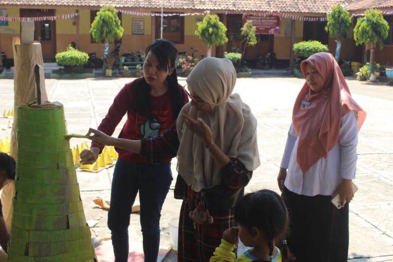 Para guru, siswa, dan wali murid siswa SDN Ngupasan saling bekerja sama membuat properti untuk karnaval SD/MI dan SMP/MTs pada Sabtu (24/8) mendatang.