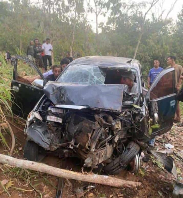 Kondisi mobil milik Lurah Umbulrejo yang mengalami kecelakaan di Padukuhan Plalar, Umbulrejo, Ponjong, Gunungkidul.