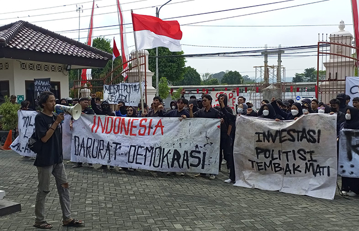 PROTES : Kalangan mahasiswa menggelar aksi unjuk rasa di depan gedung DPRD Kebumen, Kamis (22/8). Mereka menyuarakan tentang kondisi demokrasi yang belakangan ini dinilai telah dikebiri.