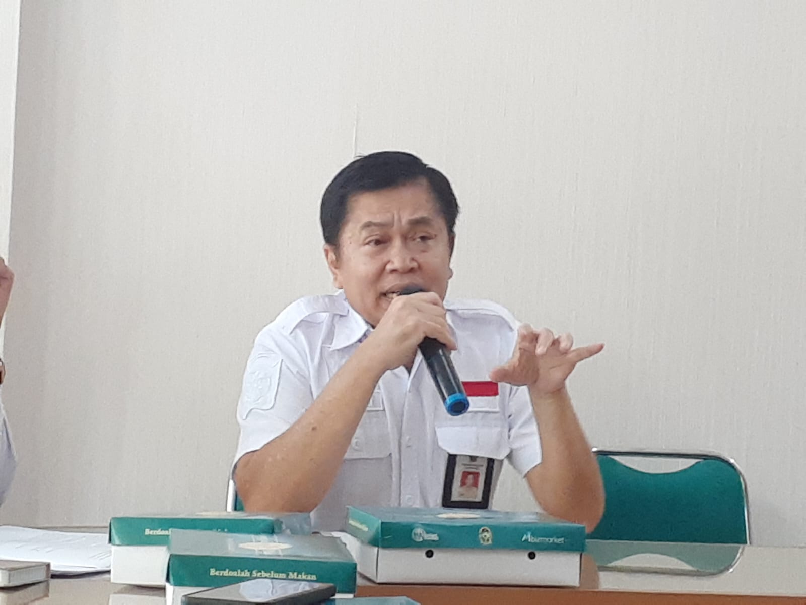 Kepala Badan Kepegawaian dan Pengembangan Sumber Daya Manusia (BKPSDM) Kota Jogja Dedi Budiono saat menyampaikan keterangannya.  (IWAN NURWANTO/Radar Jogja)