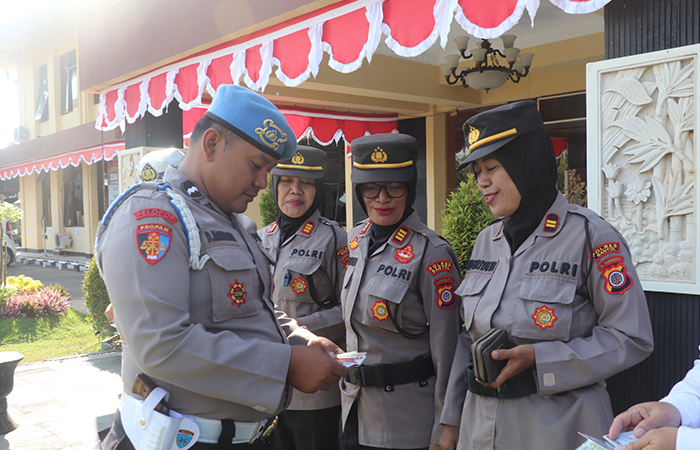 PERIKSA IDENTITAS: Jajaran Propam Polres Bantul memeriksa identitas diri seluruh Polwan yang bertugas di Polres Bantul Kamis (22/8).Polres bantul untuk radar jogja
