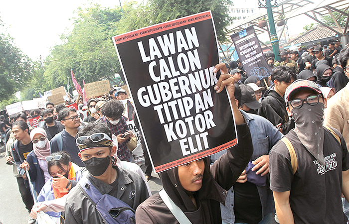 Ribuan massa aksi "Jogja Memanggil" melakukan aksi menolak pengesahan Revisi UU Pilkada, dari kawasan Abu Bakar Ali, Malioboro, hingga Titik Nol Kilometer Kota Jogja, Kamis (22/8).&nbsp;