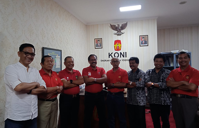 NAIK DARI PON LALU: Jajaran pengurus KONI DIY saat berfoto bersama di kantor KONI DIY.