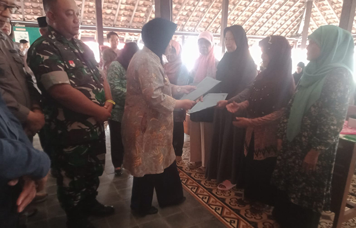 Pedagang Pasar Kutoarjo mendapatkan bantuan dari Pemkab Purworejo dan CSR, Kamis (22/8).ISTIMEWA