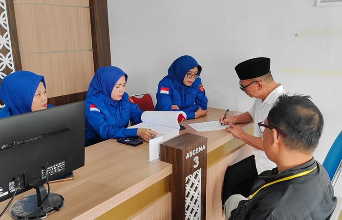 SUDAH P21: Penyerahan tersangka tipikor mantan direktur PT Taru Martani Nur Achmad Affandi (NAA) dan barang bukti tahap II kepada penuntut umum Kejari Jogja, Kamis (22/8).DOK KEJATI&nbsp;DIY