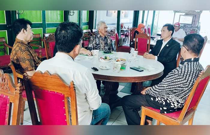 BAHAS SUKSESI: Anggota Komisi II DPR RI dari Fraksi PDI Perjuangan Riyanta (jas hitam, Red) berdiskusi dengan GBPH Prabukusumo, GBPH Yudhaningrat dan kerabat keraton lainnya di Ndalem Yudhanegaran.