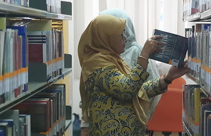 PENGETAHUAN - Pengunjung menikmati buku-buku di Pojok Suwarsono Lukia lantai 1 Gedung Moh Hatta, Kampus Terpadu UII pada Kamis (22/8).GUNAWAN/Radar Jogja