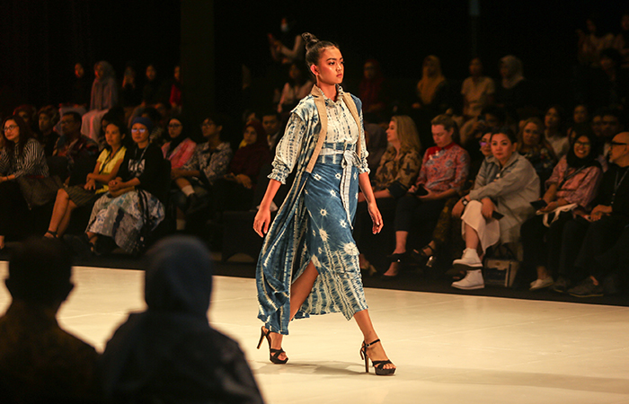 Model memeragakan koleksi baju disainer saat gelaran Jogja Fashion Week (JFW) 2024 di Jogja Expo Center, Banguntapan, Bantul, Kamis (22/8).