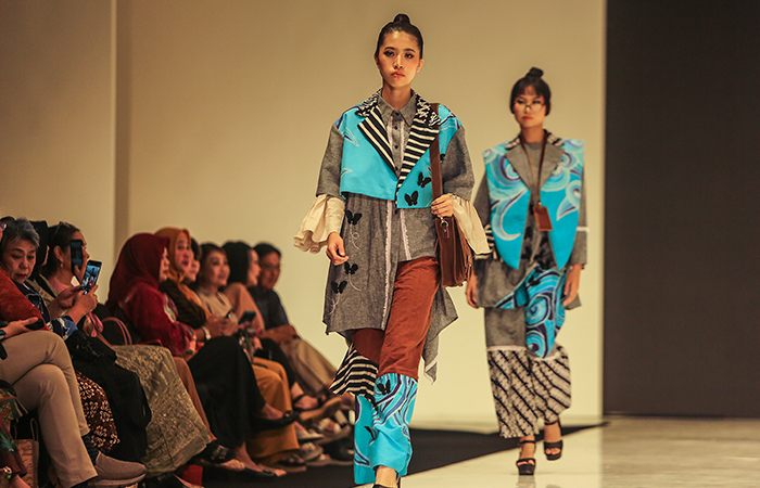 Model memeragakan koleksi baju disainer saat gelaran Jogja Fashion Week (JFW) 2024 di Jogja Expo Center, Banguntapan, Bantul, Kamis (22/8).