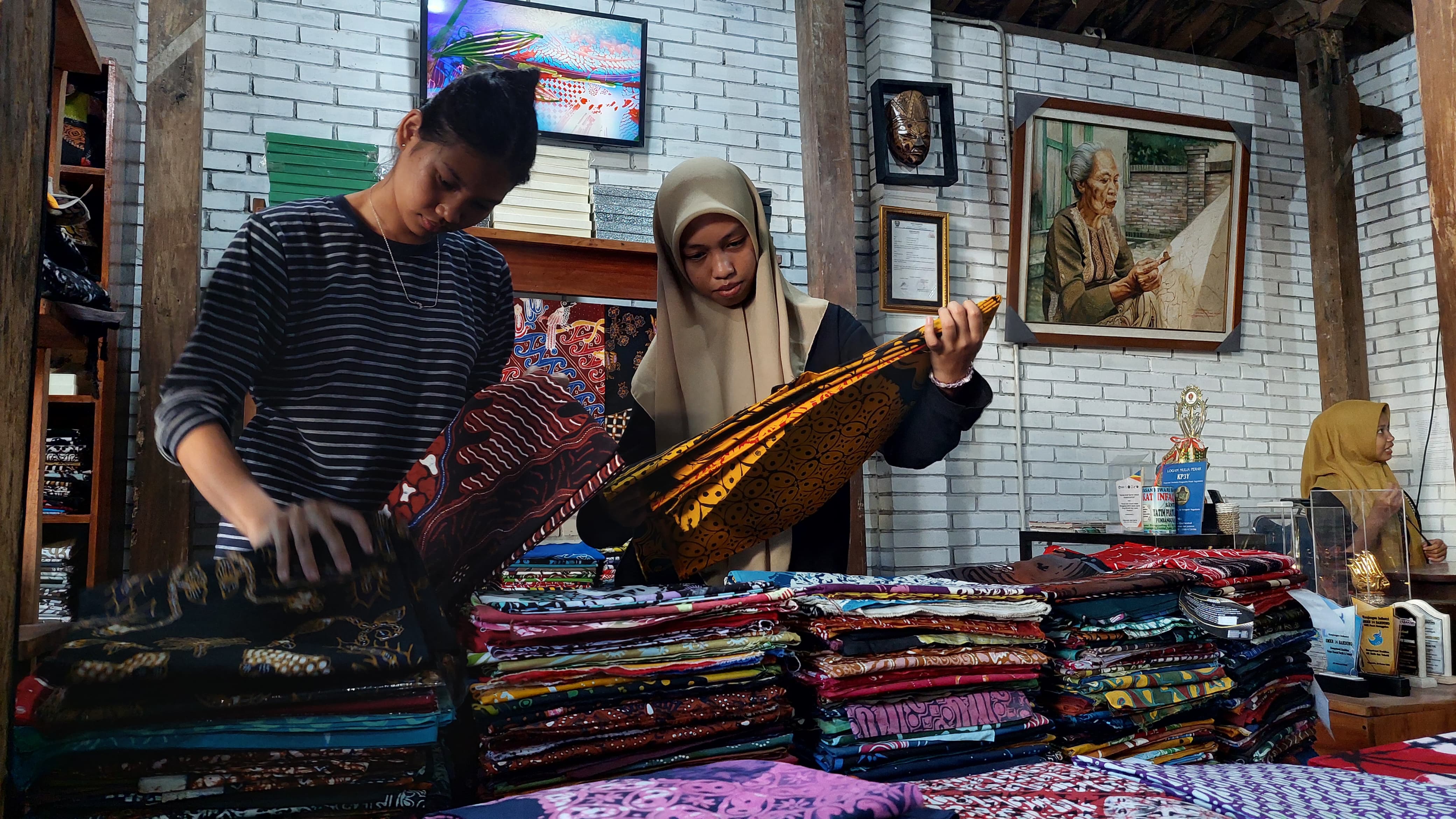 PAMERAN: Potensi wisata sentra industri batik dikenalkan melalui pameran dan kesenian.