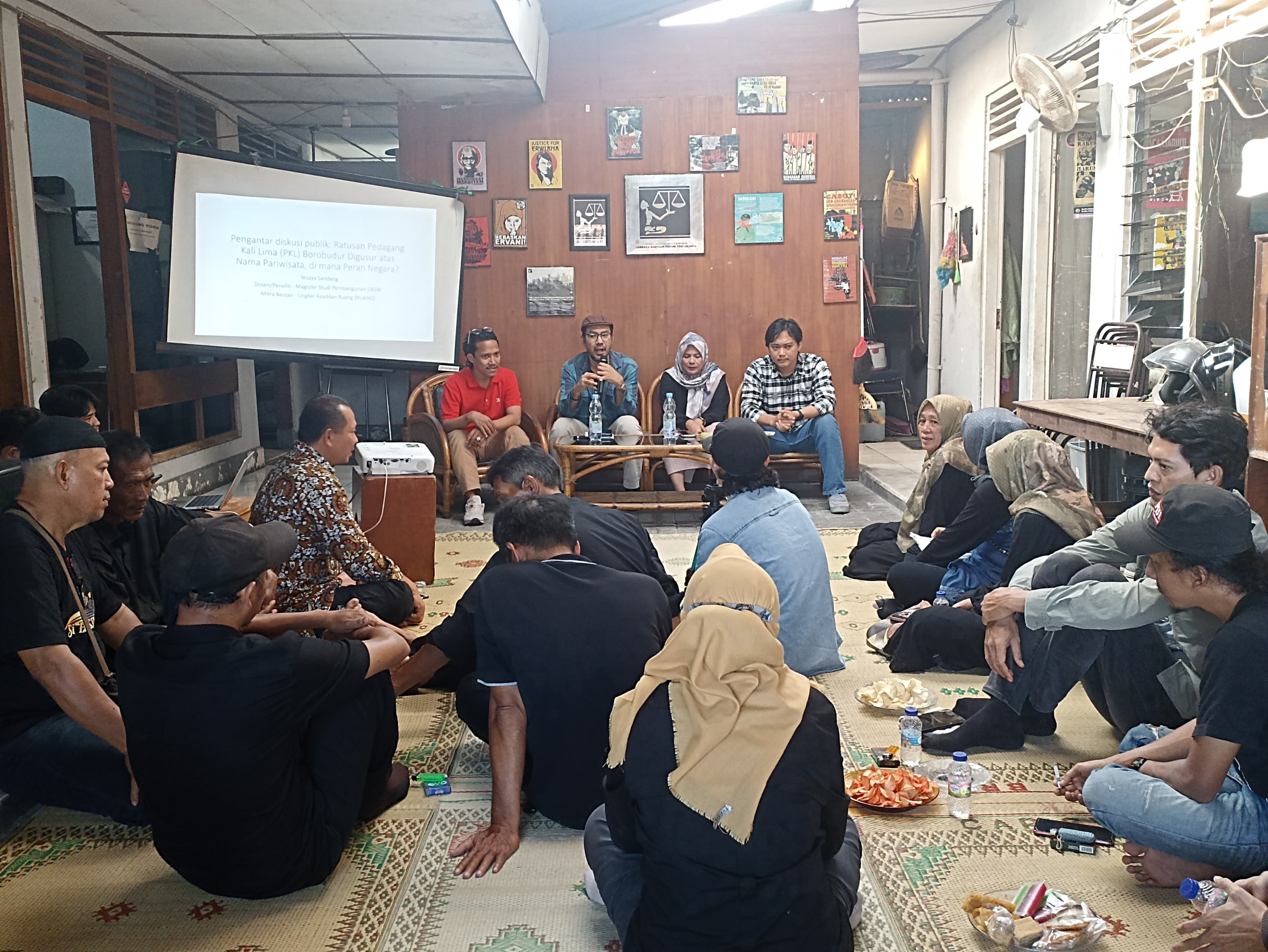 Pedagang Paguyuban SKMB saat beraudiensi dengan LBH Yogyakarta di Kantor LBH Yogyakarta, Rabu (21/8/2024).