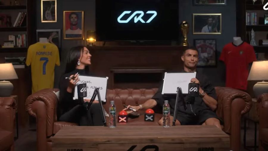 Terlihat sebuah trofi Piala Dunia di latar belakang dalam sebuah video Cristiano di  Youtube anyarnya