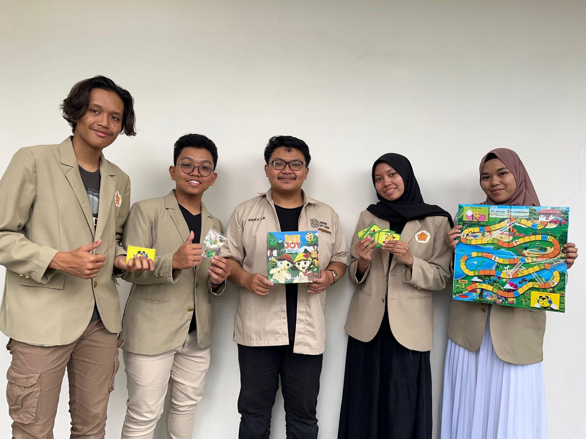 Tim mahasiswa UGM penemu boardgame yang berisi tentang edukasi seks sejak dini.   (Humas UGM)