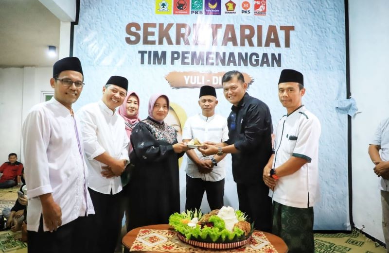 Tim Pemenangan bapaslon Bupati dan Wakil Bupati Purworejo Yuli-Dion saat meresmikan sekretariat tim pemenangan di Kelurahan Sindurjan RT 4/ RW 5, Kecamatan/Kabupaten Purworejo, Kamis (22/8/2024).