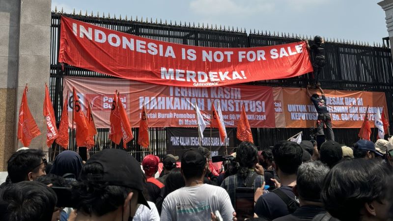 Massa berkumpul di depan Gedung DPR untuk menolak RUU Pilkada.