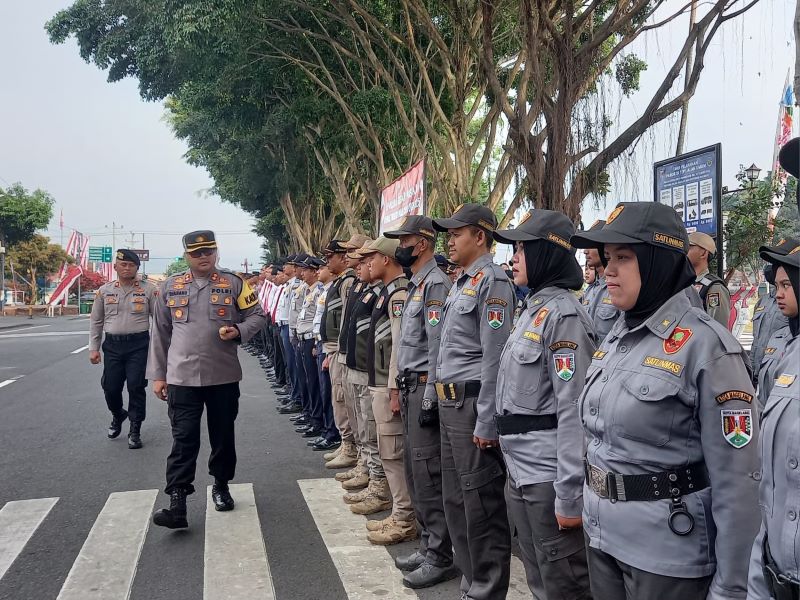 MONITOR: Kapolres Magelang Kota AKBP Dhanang Bagus Anggoro saat memeriksa para personel pada apel gelar pasukan Operasi Mantap Praja Candi 2024, Jumat (23/8/2024).