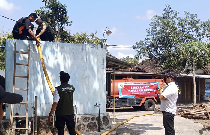 LANGGANAN: Droping air bersih yang dilakukan BPBD Bantul di sejumlah wilayah yang mengalami kekeringan di Kapanewon Dlingo.
