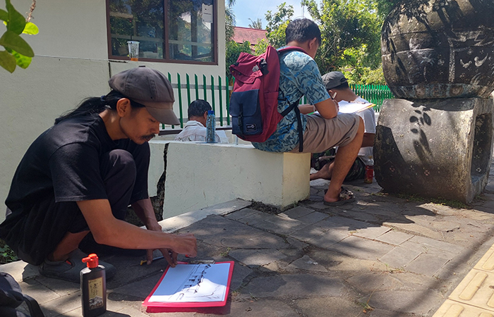 BENTUK KRITIK: Instalasi Seni Disinilain yang dibuat Komunitas Kesini@n. Komunitas ini menjelma menjadi wadah bagi seniman, perupa, hingga penghobi seni rupa yang terus menerus berkembang.