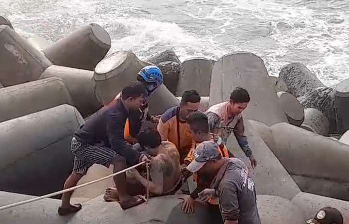 EVAKUASI: Tim gabungan melakukan evakuasi korban di pemecah ombak.Dokumentasi Tim SAR