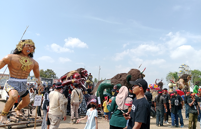 AGENDA TAHUNAN: Masyarakah saat mengarak ogoh-ogoh untuk prosesi upacara Bekakak yang diselenggarakan di Kalurahan Ambarketawang, Gamping, Sleman (23/8). 