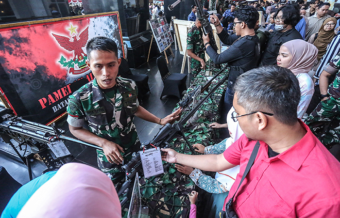 ANTUSIAS: Pengunjung saat menghadiri Independence Day Military Expo 2024 di JCM Jumat (23/8). Dalam military expo 2024 itu dipamerankan kendaraan tempur, perlengkapan tempur, dan senjata ringan.