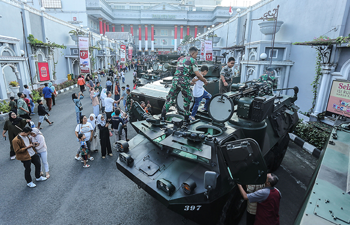 ANTUSIAS: Pengunjung saat menghadiri Independence Day Military Expo 2024 di JCM Jumat (23/8). Dalam military expo 2024 itu dipamerankan kendaraan tempur, perlengkapan tempur, dan senjata ringan.
