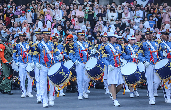ANTUSIAS:  Independence Day Military Expo 2024 di JCM Jumat (23/8). Dalam military expo 2024 itu dipamerankan kendaraan tempur, perlengkapan tempur, dan senjata ringan.