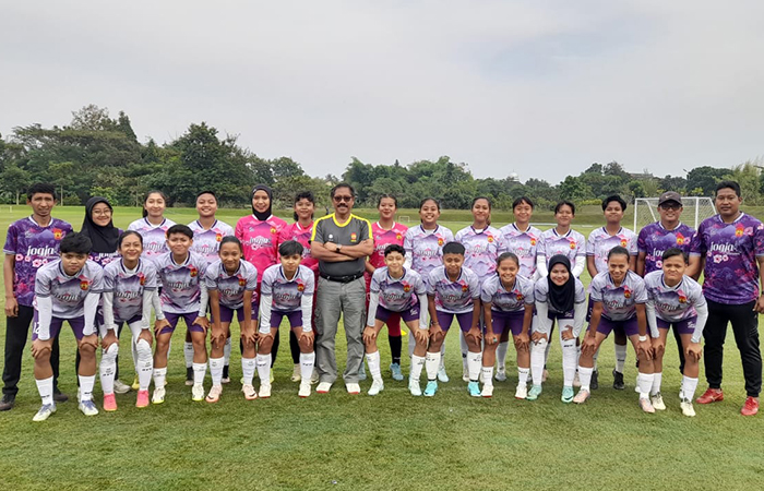 Pelatih dan tim sepak bola putri PON DIY saat foto bersama Ketua Umum KONI DIY Djoko Pekik di YIS.Dok Tim Sepak Bola Putri PON&nbsp;DIY