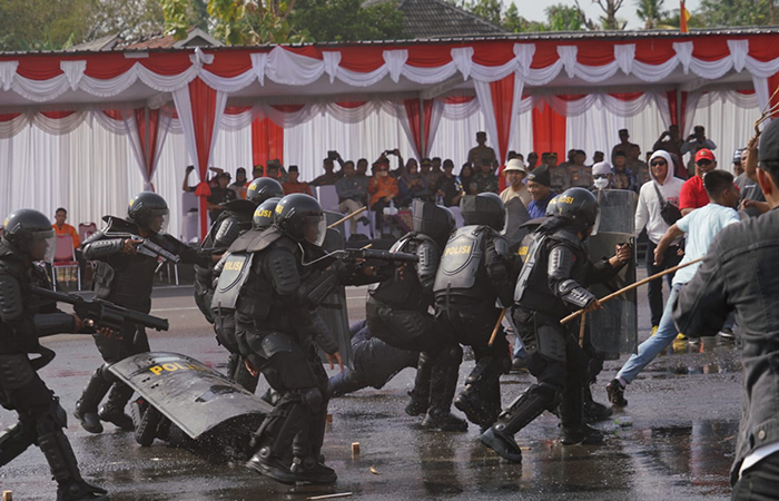 SIAP PENGAMANAN: Simulasi sispamkota oleh personel jajaran Polres Gunungkidul di parkiran Pasar Hewan Siyono, (23/8).Dok. Polres Gunungkidul&nbsp;
