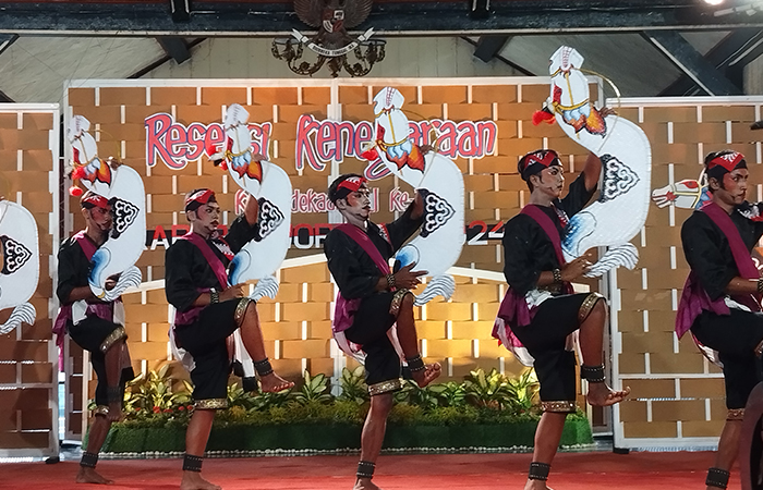 Tarian Jaran Bolong perdana ditampilkan pada acara Resepsi Kenegaraan RI di Pendopo Kabupaten Purworejo, Jumat (23/8).JIHAN ARON VAHERA/RADAR JOGJA