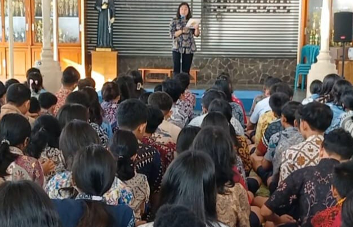 SEMANGAT - Seorang guru memberikan edukasi dalam program literasi kepada siswa belum lama ini.