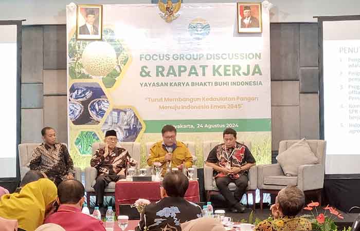 KONTRIBUSI: Sesi FGD dari Yayasan Karya Bhakti Bumi Indonesia (YKBBI) bertema Membangun Kedaulatan Pangan Menuju Indonesia Emas 2045 di Hotel Grand Rohan, kemarin (24/8). (Fahmi Fahriza/ RADAR JOGJA)
