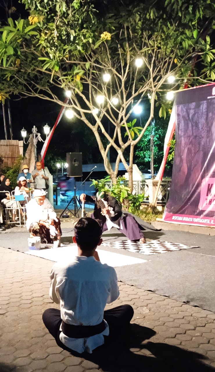 Made Kaek, seniman asal Bali menggelar pameran tunggal di Bentara Budaya Yogyakarta. Pameran berjudul Kala Api, The Age of Pawns ini dibuka Suwarno Wisetrotomo, Jumat (23/08/2024)