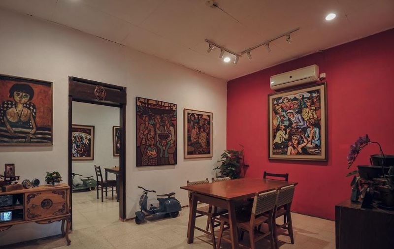 Salah satu area indoor yang unik dengan dekorasi antik lengkap dengan lukisan yang ikut menghiasi ruangan tersebut.