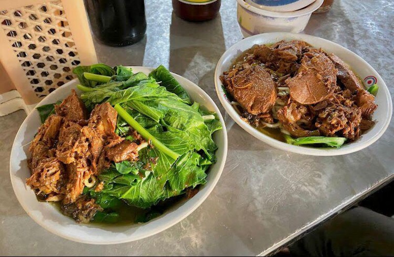 Mie ayam dengan toping melimpah.