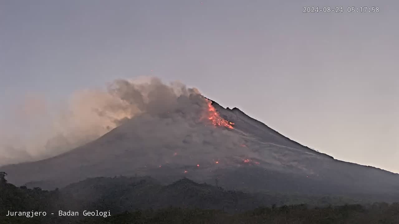 Awan panas guguran terekam di CCTV milik Badan Geologi di Pos Pengamatan Jurangjero Kabupaten Magelang, Sabtu (24/8/2024) pukul 05:17 WIB.