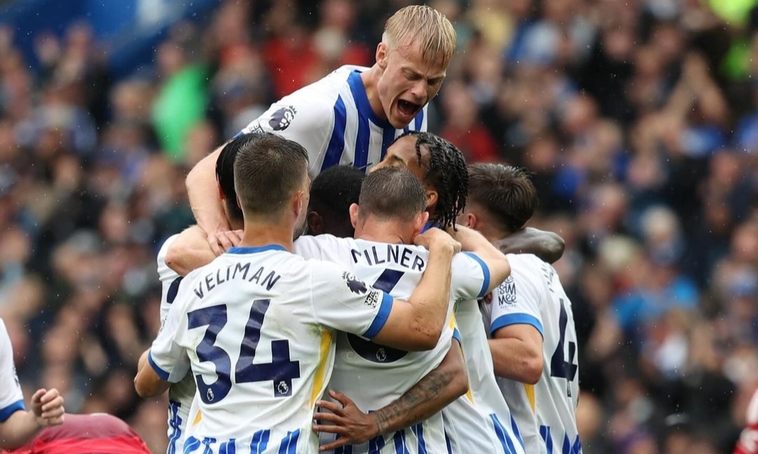 Selebrasi penggawa Brighton and Hove Albion usai kalahkan Manchester United di AMEX Stadium (officialbhafc)